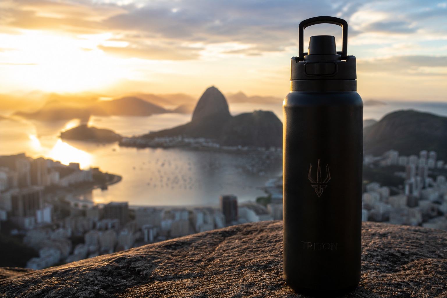 Garrafa TRITON ao pôr do sol no Rio de Janeiro